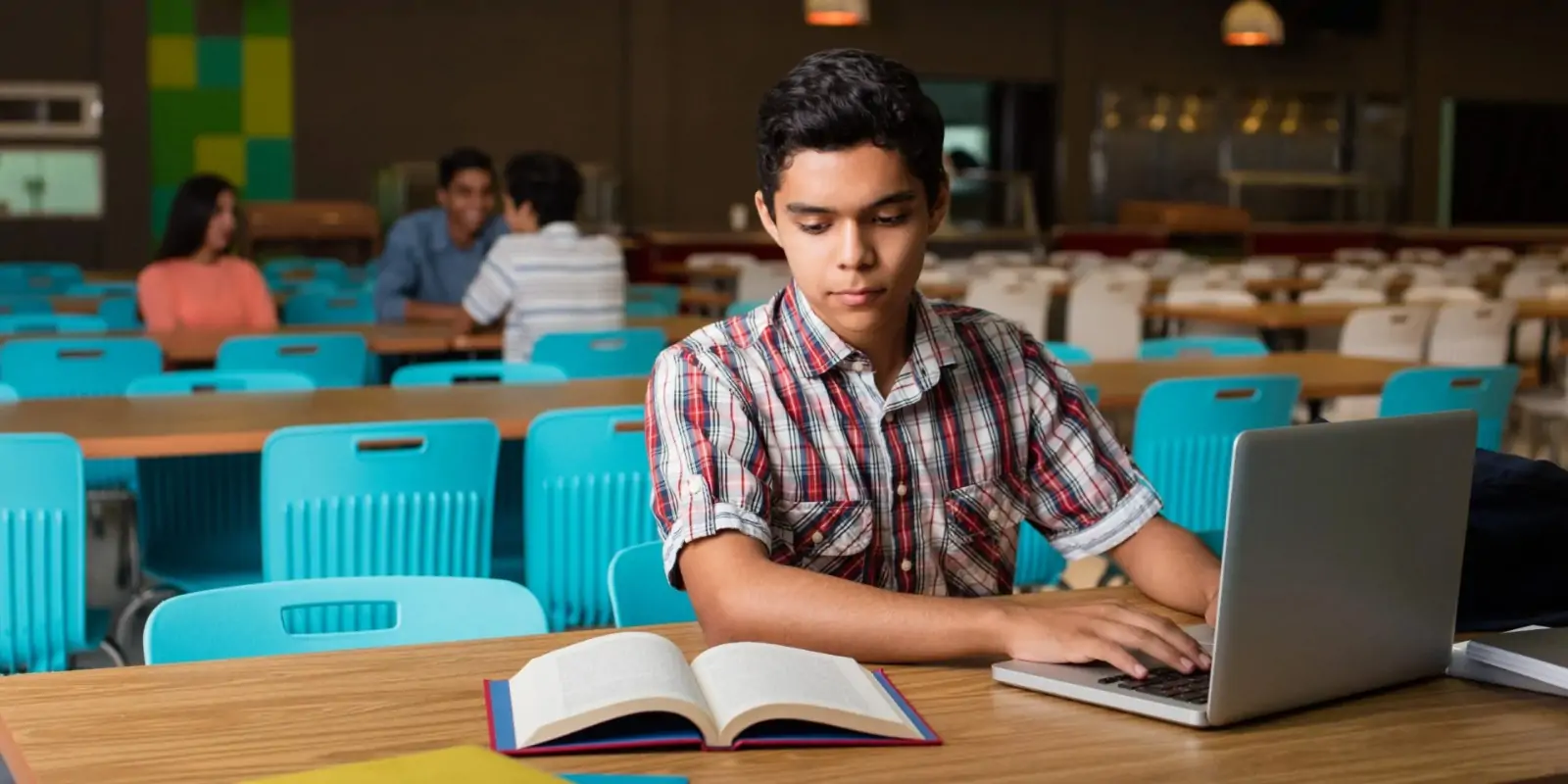 الدليل الشامل 2026 لاختيار أفضل مكتب دراسة بالخارج لمعاهد اللغة الإنجليزية في السعودية